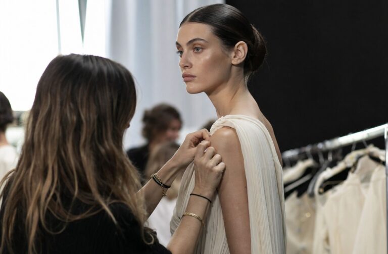 Agenzia model management tra scouting, crescita professionale e costruzione dell’immagine Model management